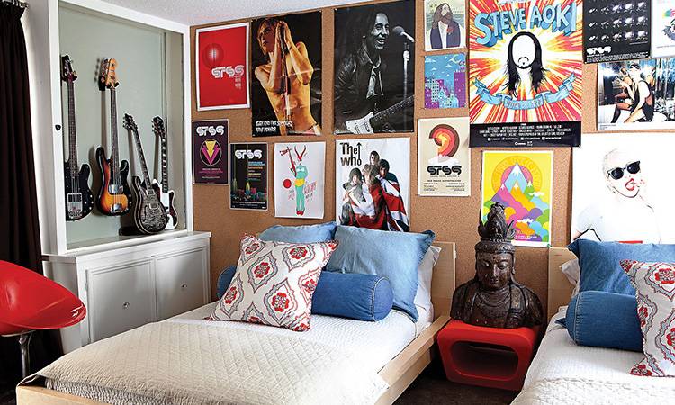 Ide Desain Kamar Kekinian Dengan Poster Dan Stiker