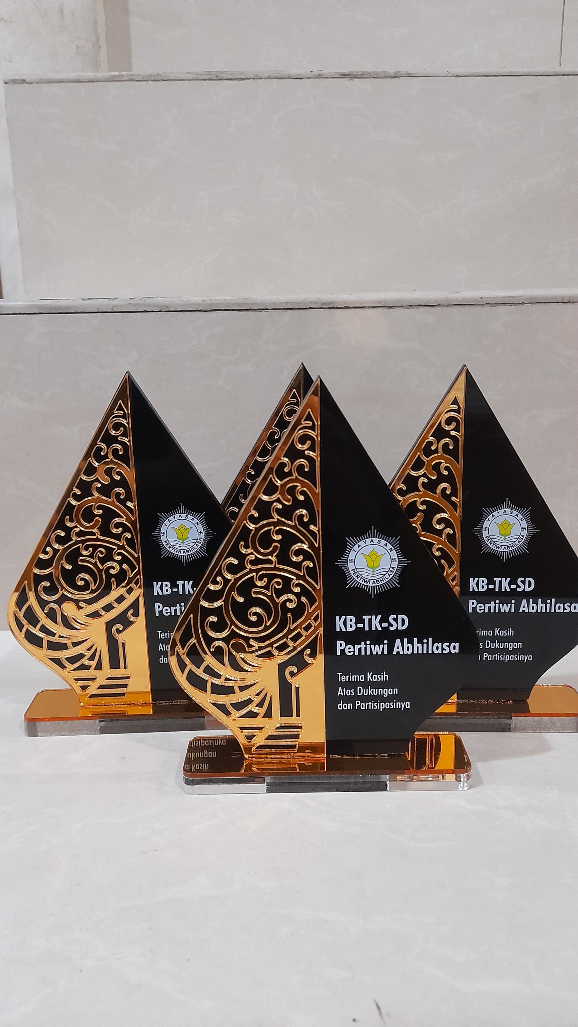 Plakat Akrilik Ketebalan 8mm detail