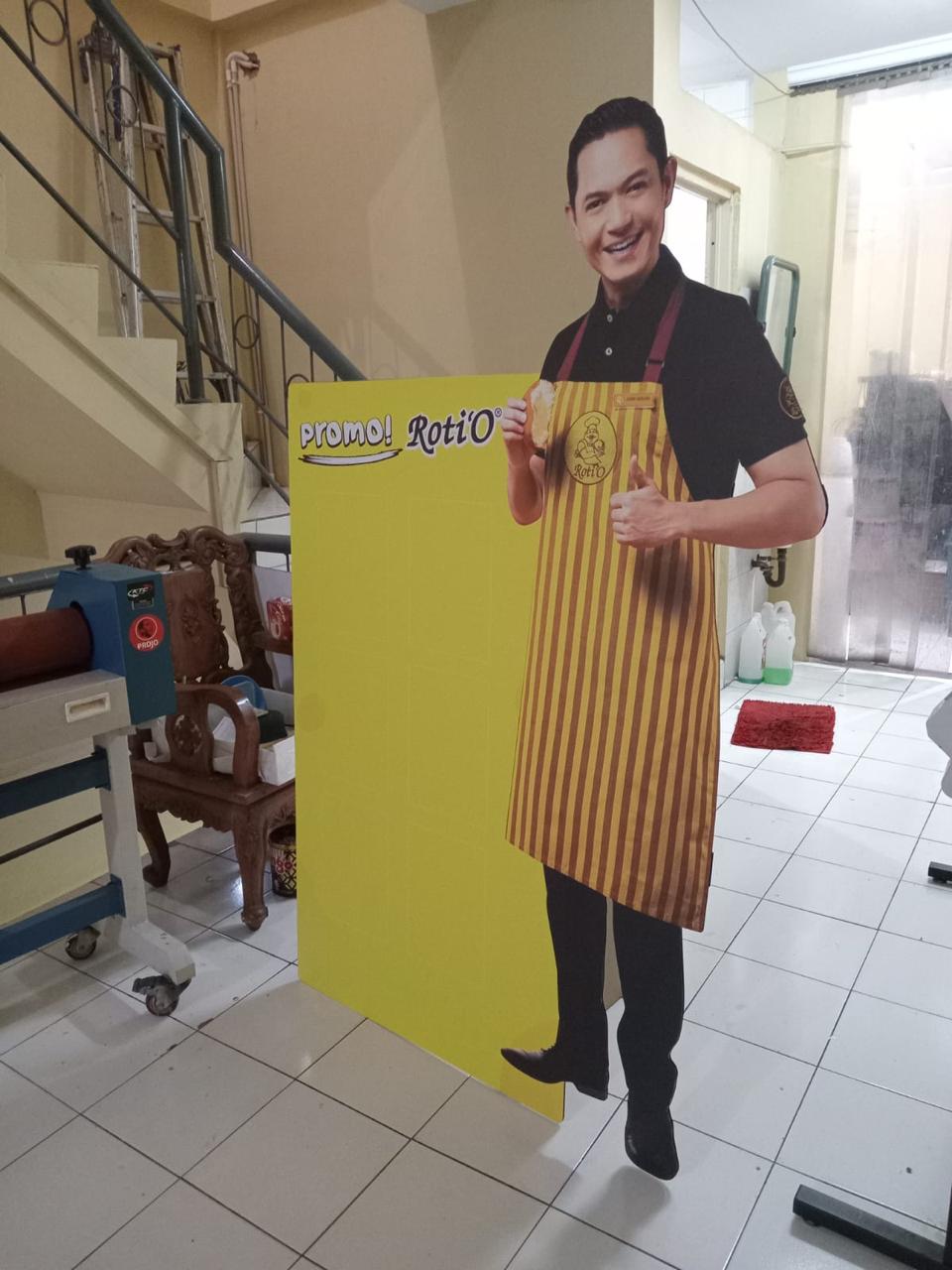 Human Standee Uk. 80X150Cm Bahan Kd Board detail