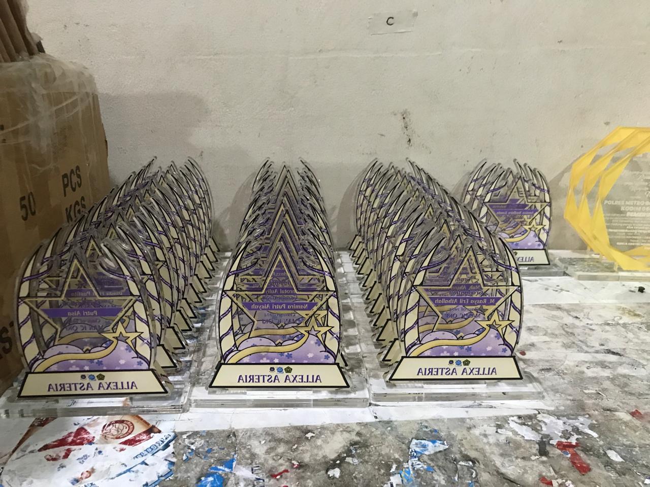 Plakat Akrilik Ketebalan 10mm detail